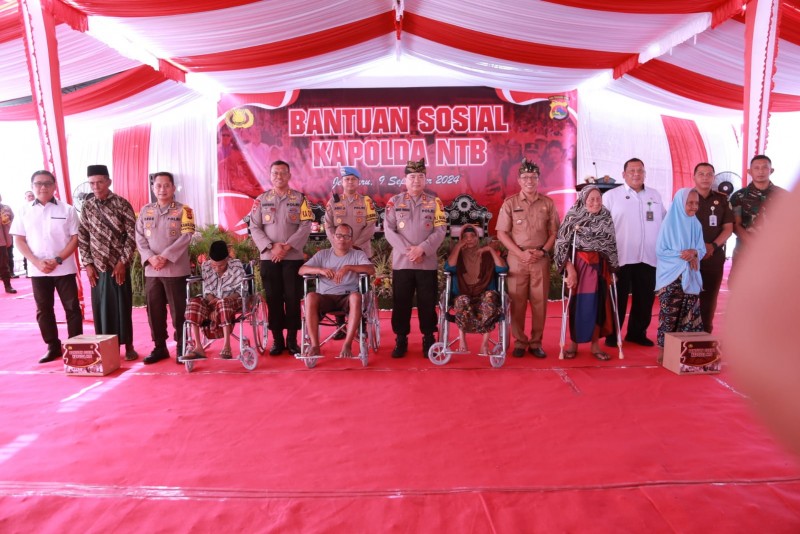 Foto Bersama Kapolda NTB Irjen. Pol. Drs. Umar Faroq, S.H., M.Hum dengan Pj. Bupati Lombok Timur, Drs. H. M. Juaini Taofik, M.Ap dan Jajaran Forkopimda di Kantor KKP Dusun Telong-Elong, Desa Jerowaru pada Senin (9/9/2024) saat Kegiatan Bantuan Kegiatan NTB (Sumber: Humas Polda NTB)